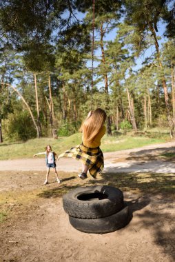 Çam ağacından atlayan iki küçük kız