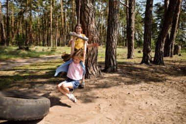 Çam ağacından atlayan iki küçük kız