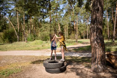 Çam ağacından atlayan iki küçük kız