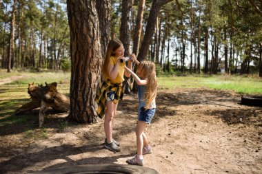 Çam ağacından atlayan iki küçük kız