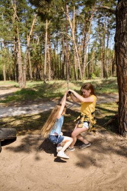 Çam ağacından atlayan iki küçük kız