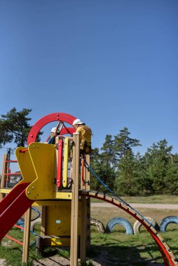 Okul çağındaki çocuklar şehir dışındaki bir çam ormanının yakınındaki parkta eğleniyorlar. Yaz tatili 