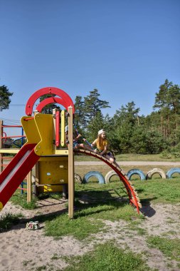 Okul çağındaki çocuklar şehir dışındaki bir çam ormanının yakınındaki parkta eğleniyorlar. Yaz tatili 