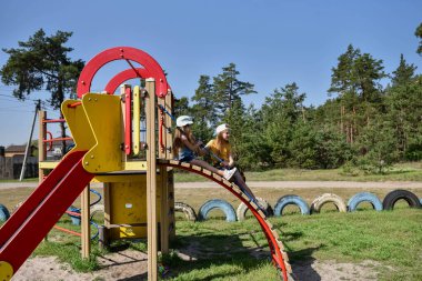 Okul çağındaki çocuklar şehir dışındaki bir çam ormanının yakınındaki parkta eğleniyorlar. Yaz tatili 