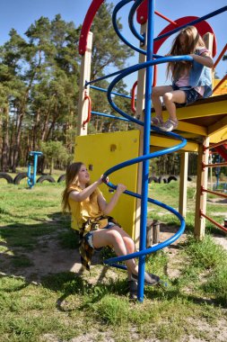 Okul çağındaki çocuklar şehir dışındaki bir çam ormanının yakınındaki parkta eğleniyorlar. Yaz tatili 