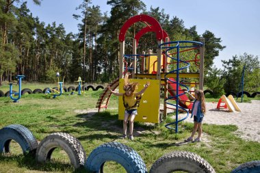 Okul çağındaki çocuklar şehir dışındaki bir çam ormanının yakınındaki parkta eğleniyorlar. Yaz tatili 