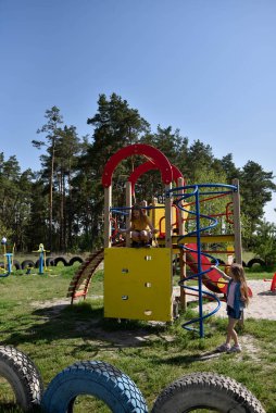 Okul çağındaki çocuklar şehir dışındaki bir çam ormanının yakınındaki parkta eğleniyorlar. Yaz tatili 