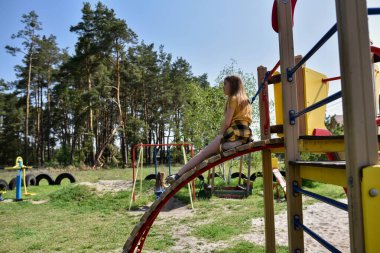 Okul çağındaki çocuklar şehir dışındaki bir çam ormanının yakınındaki parkta eğleniyorlar. Yaz tatili 