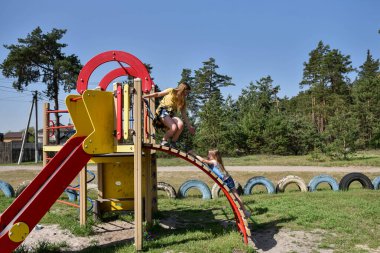 Okul çağındaki çocuklar şehir dışındaki bir çam ormanının yakınındaki parkta eğleniyorlar. Yaz tatili 