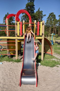 Okul çağındaki çocuklar şehir dışındaki bir çam ormanının yakınındaki parkta eğleniyorlar. Yaz tatili 