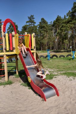 Okul çağındaki çocuklar şehir dışındaki bir çam ormanının yakınındaki parkta eğleniyorlar. Yaz tatili 