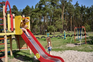 Okul çağındaki çocuklar şehir dışındaki bir çam ormanının yakınındaki parkta eğleniyorlar. Yaz tatili 