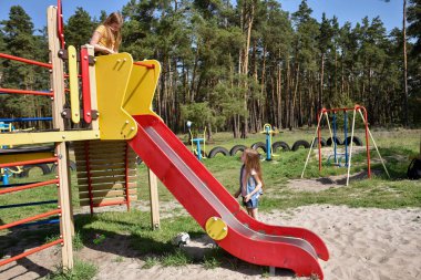 Okul çağındaki çocuklar şehir dışındaki bir çam ormanının yakınındaki parkta eğleniyorlar. Yaz tatili 