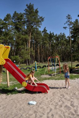 Okul çağındaki çocuklar şehir dışındaki bir çam ormanının yakınındaki parkta eğleniyorlar. Yaz tatili 