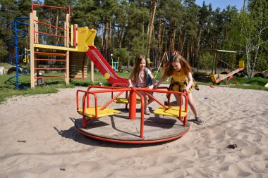 Okul çağındaki çocuklar şehir dışındaki bir çam ormanının yakınındaki bir oyun alanında oynuyorlar. Yaz tatili