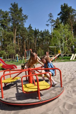 Okul çağındaki çocuklar şehir dışındaki bir çam ormanının yakınındaki bir oyun alanında oynuyorlar. Yaz tatili