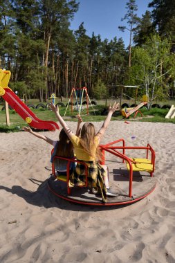 Okul çağındaki çocuklar şehir dışındaki bir çam ormanının yakınındaki bir oyun alanında oynuyorlar. Yaz tatili