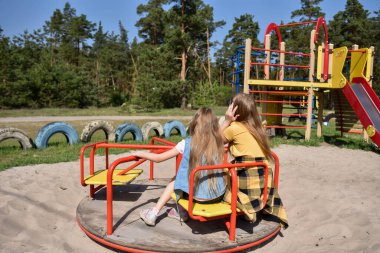 Okul çağındaki çocuklar şehir dışındaki bir çam ormanının yakınındaki bir oyun alanında oynuyorlar. Yaz tatili