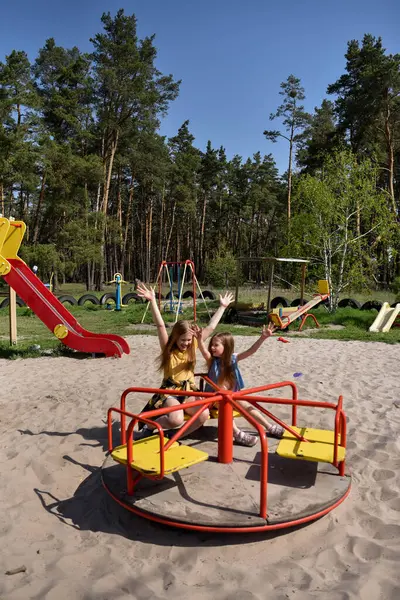 Okul çağındaki çocuklar şehir dışındaki bir çam ormanının yakınındaki bir oyun alanında oynuyorlar. Yaz tatili