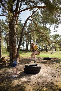 Çam ağacından atlayan iki küçük kız