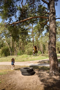 Çam ağacından atlayan iki küçük kız