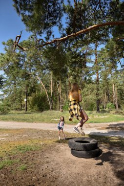 Çam ağacından atlayan iki küçük kız