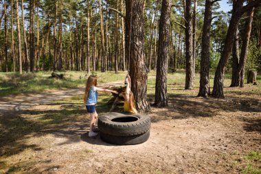 Çam ağacından atlayan iki küçük kız