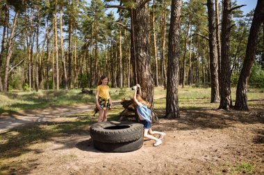 Çam ağacından atlayan iki küçük kız
