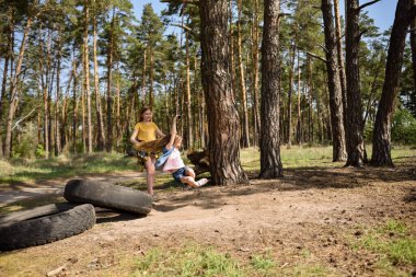 Çam ağacından atlayan iki küçük kız