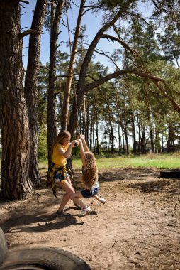 Çam ağacından atlayan iki küçük kız