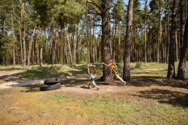 Çam ağacından atlayan iki küçük kız