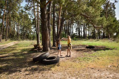 Çam ağacından atlayan iki küçük kız
