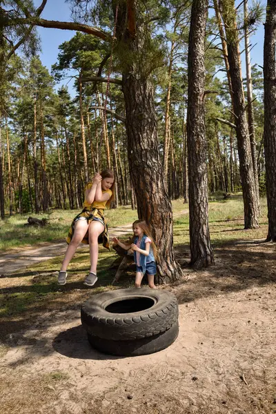 Çam ağacından atlayan iki küçük kız