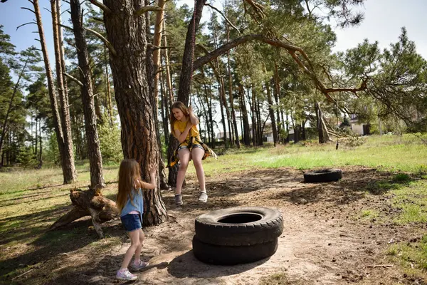Çam ağacından atlayan iki küçük kız