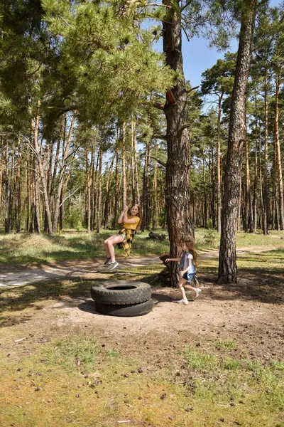 Çam ağacından atlayan iki küçük kız