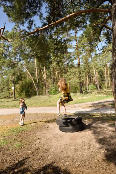 Çam ağacından atlayan iki küçük kız