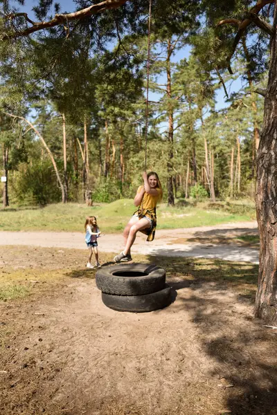 Çam ağacından atlayan iki küçük kız