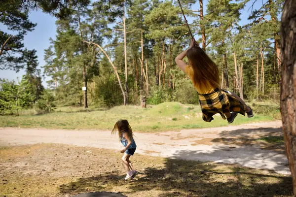 Çam ağacından atlayan iki küçük kız