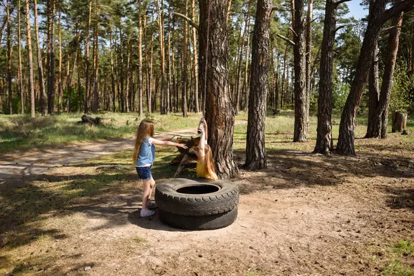Çam ağacından atlayan iki küçük kız