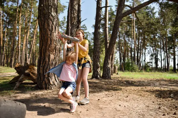 Çam ağacından atlayan iki küçük kız