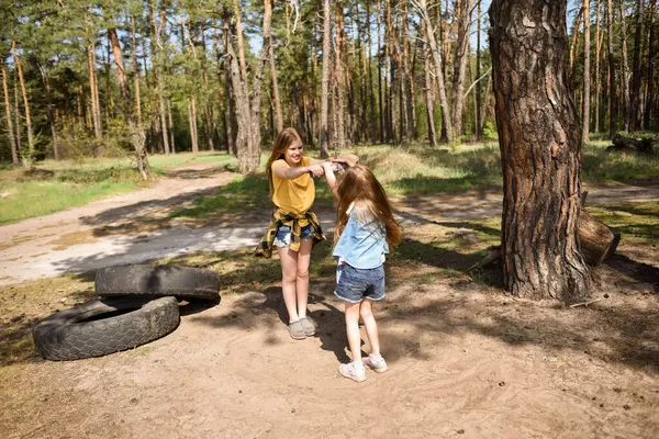 Çam ağacından atlayan iki küçük kız