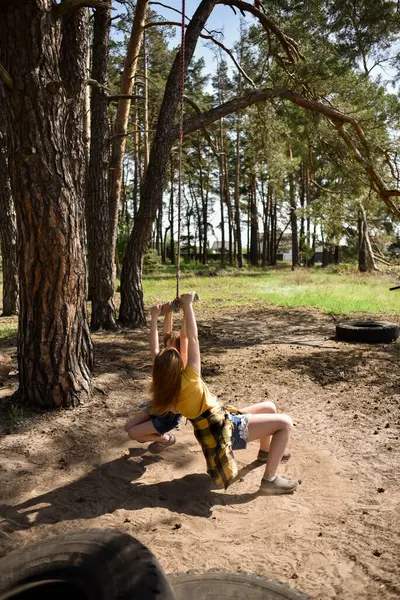 Çam ağacından atlayan iki küçük kız