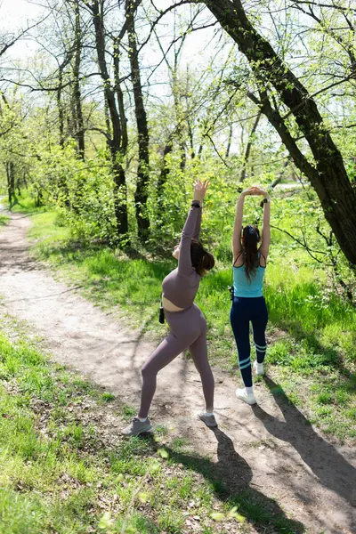 Parkta spor yapan iki bayan arkadaş.