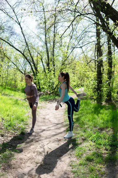 Parkta spor yapan iki bayan arkadaş.