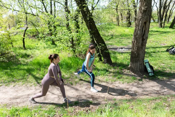 Parkta spor yapan iki bayan arkadaş.