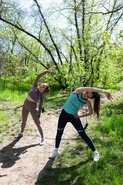 Parkta spor yapan iki bayan arkadaş.