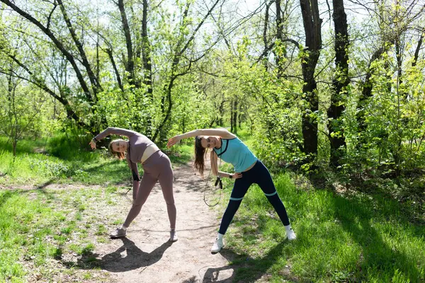 Parkta spor yapan iki bayan arkadaş.
