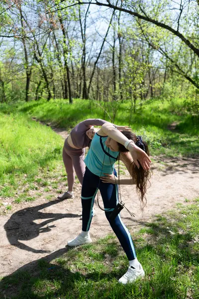 Parkta spor yapan iki bayan arkadaş.