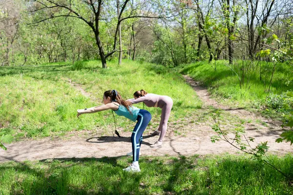 Parkta spor yapan iki bayan arkadaş.
