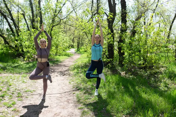 Parkta spor yapan iki bayan arkadaş.